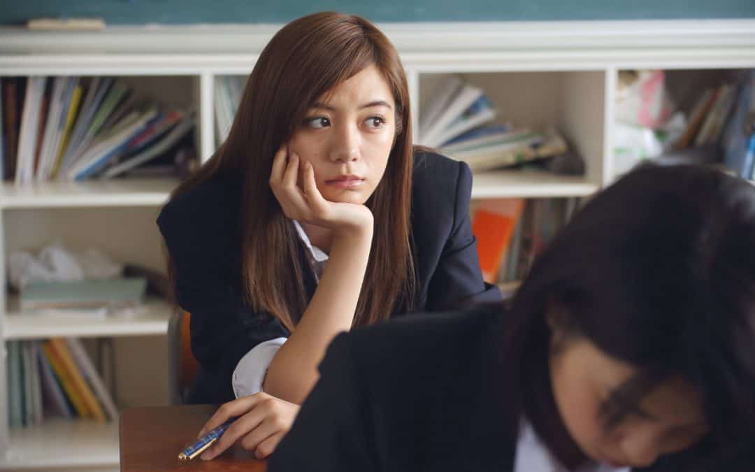 Problème de concentration: une étudiante en train de rêvasser.