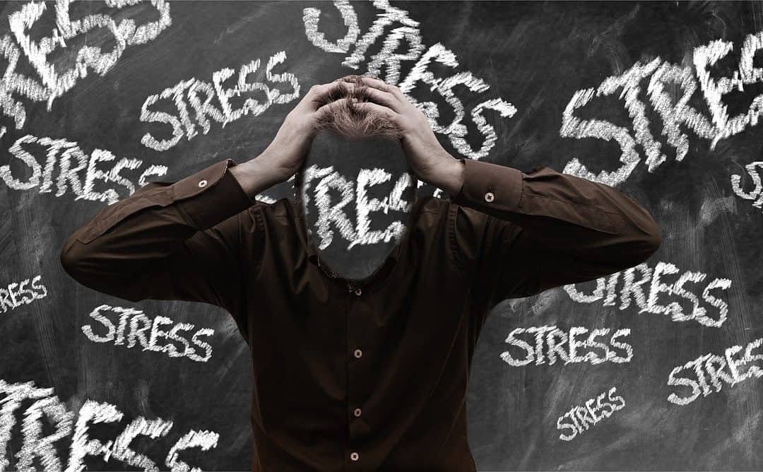 Stress : image représentant un homme stressé, dépassé par les tâches à accomplir.