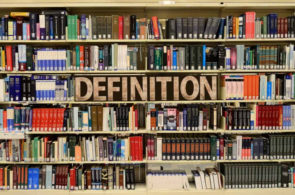 Image montrant une bibliothèque avec des dictionnaires et le mot définition