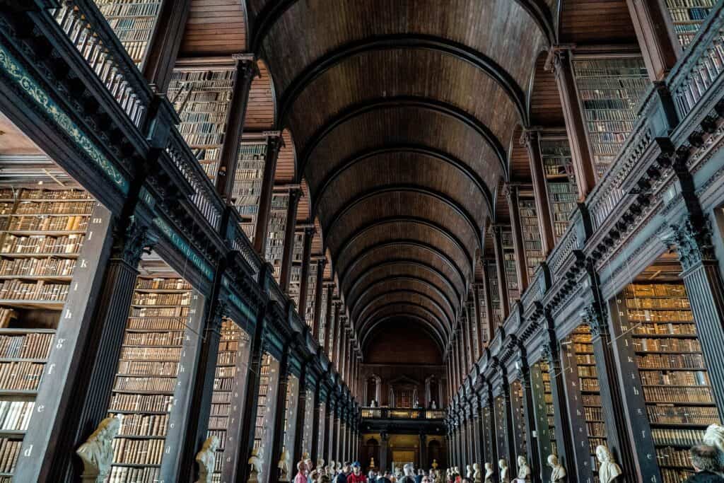 Image montrant la bibliothèque de Dublin, pour évoquer le stockage des informations en mémoire.