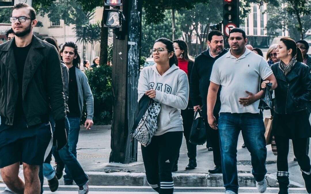 Piétons vus de face, marchant sur un trottoir.